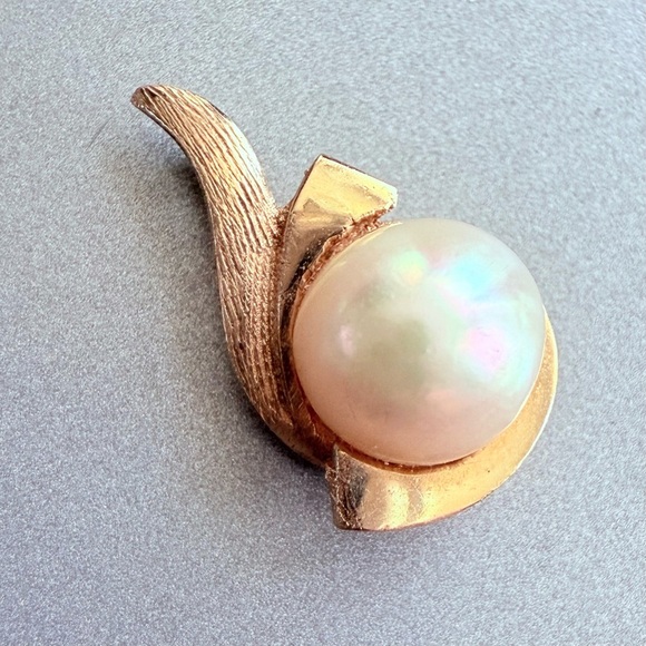 Vintage 14k Gold White Natural Pearl Textured & Polished Pendant For Nec…